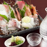 Assortment of five types of sashimi (chocottotsutsu)