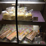 御料理山もと - 廊下に…
      梅酒のスポンジケーキ
      パウンドケーキ販売してます
      
