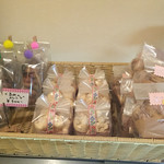 御料理山もと - 廊下に…
      メレンゲ《チョコ くるみ コーヒー》
      販売してます