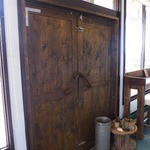 カフェぼっくり - 木製のドアは手作りでカントリー調