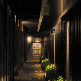 店内へと誘う『道後の路地』
