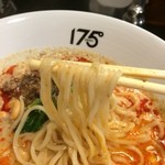 175°DENO担担麺 - 【2015年04月】塩satomura担々麺（汁有、痺れる）の麺アップ。
