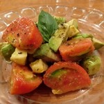 つばめキッチン アトレ品川店 - スモークモッツァレラチーズとフルーツトマトのサラダ
