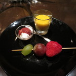 チャームの葡萄2種と苺の串と、クリームチーズのストロベリーソースがけ、カボチャのスープ