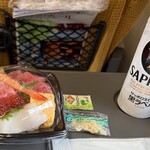 ニューデイズ - 料理写真:■缶ビール(サッポロ黒ラベル500ml)¥334:新幹線の朝移動。コンパクトながら多種多様な魚介の旨味と食感を楽しめる海鮮丼をお供に選んだ。冷えたビールを片手に、車窓から遠ざかる景色を眺めれば、旅情を誘う朝の背徳にどっぷりと浸ることができる。ここ東京から、大人の飲み鉄の愉しみが静かに幕を開ける。