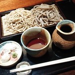 手打ち蕎麦切り　海望 - 二色せいろ。野趣のある「田舎風」と普通の、2種類の蕎麦を食べ比べできます。