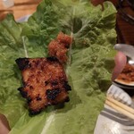 炭火焼肉ホルモンくう - テッポーのサンチュ巻き