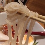 炭火焼肉ホルモンくう - モチモチ食感の麺