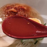 炭火焼肉ホルモンくう - 澄み切った味わいのスープ