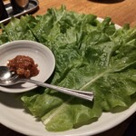 炭火焼肉ホルモンくう - サンチュ