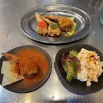 神戸手羽唐専門店 鶏冠屋 - ポテトサラダ 税込462円、名物手羽唐2号店限定きいろ（カレー）税込253円、みどり（茎わさび）税込253円、ぴんく（明太子）税込253円、じごく（激辛）税込264円（R7.9時点）