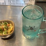 神戸手羽唐専門店 鶏冠屋 - 突き出し 税込440円、みど姉特製翠ジンソーダ 税込495円（R7.9時点）