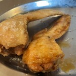神戸手羽唐専門店 鶏冠屋 - 名物手羽唐くろ（旨辛）、しろ（旨塩）