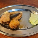 神戸手羽唐専門店 鶏冠屋 - 名物手羽唐くろ（旨辛）税込209円、しろ（旨塩）税込209円（R7.9時点）