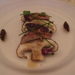 シェ松尾・松濤レストラン - 雉、フォアグラ、原木椎茸、菊芋の温製サラダ仕立てクルミオイルと長期熟成シェリーヴィネガー風味