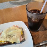 WEBASE CAFE - お料理①オープンサンド(税込600円)
ハードブレッドに滑らかなな口当たりの玉子フィリング&ハム&コクのある蕩けるチーズ、削った黒胡椒がアクセントになっています
お飲み物①ICE珈琲(税込400円)