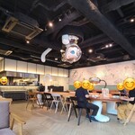 WEBASE CAFE - 宇宙飛行士の「招き猫」が設置された黒塗りの天井、宇宙飛行士の「招き猫」のイメージイラストが描かれた壁&ガラス張り壁、ベージュ色のタイル貼り床&木板張り床、可愛いらしく不思議な空間、BGMはJAZZ