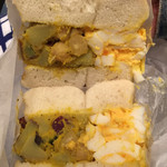 マルイチベーグル - エッグサラダ/サツマイモと豆のサラダ(量はレギュラー) 断面 混ざるように切った場合