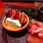 飯屋 楽 - 季節を味わう前菜3種から、焼き明太子とおぼろ豆腐（だったと思う）。明太子がヤバい。