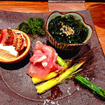 飯屋 楽 - 季節を味わう前菜3種
      　　もずく酢・焼き明太子とおぼろ豆腐（だったと思う）・ヤングコーンのローストと生ハム