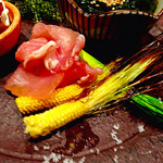 飯屋 楽 - 季節を味わう前菜3種から、ヤングコーンのローストと生ハム。生ハムはふつうですが、ヤングコーンの香りがものすごくいい。青臭い感じもないし、お味も◎。