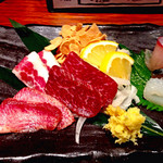 飯屋 楽 - 馬刺盛り合わせ：タン（左下）・フタエゴ（左上：あばら部分の三層肉のこと）・霜降り（中央）。馬刺は実は初めて頂きますが、こんな旨いのね。熊本は山鹿にある民守の馬刺しだそうですね。