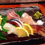 飯屋 楽 - 刺身盛り合わせ：サバ・カンパチ・ヒラメ・ヤリイカ・イサキの炙り。魚の刺身については糸島またいちの塩とわさびでいただくことをおすすめされます。特にイサキの炙りはやっぱ塩があってるね。