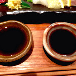 飯屋 楽 - 馬刺用には茶色っぽいちょっと甘めの醤油が、刺身用には赤っぽい醤油が
      それぞれ供されます。