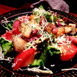 飯屋 楽 - 燻製厚切りベーコンのシーザーサラダ。かなりの具だくさんにこのボリューム。