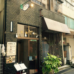 ルー・ド・メール - 裏通りの古いビルの2階にあります。