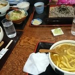 百樹屋 - 美味しかったー
            芸能人の写真がいっぱいで。
            福山雅治かっこよくうつってた。
            うどんは太めピリッと辛めの
            南蛮カレーうどん。大変美味しく頂きました。
            奥にはお座敷もあり子供ずれでも気兼ねなく食べれる。