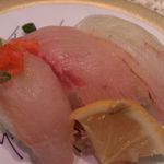 回転鮨 清次郎 - 白身三点盛（左：アイナメ、中：カンパチ、右：平目）