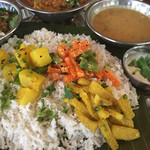 スパイス・ツリー - アチャール、サブジ、綺麗な盛り付けのバスマティライス