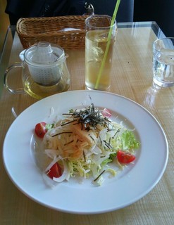 grandishcafe IZM - 新玉ねぎと筍のサラダ、レモングラス&ミントティー
                        春の食事 (*´﹃`*)
