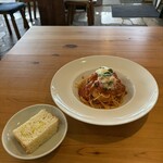 舟小屋 - 料理写真:佐渡産紅ズワイガニのトマトソース フレッシュモッツァレラチーズ添えと自家製フォカッチャ