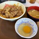 すき家 - 料理写真:中盛味噌汁たまごセット 830円