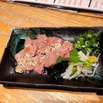 串カツ くし丸 - 牛レバ刺　1290円