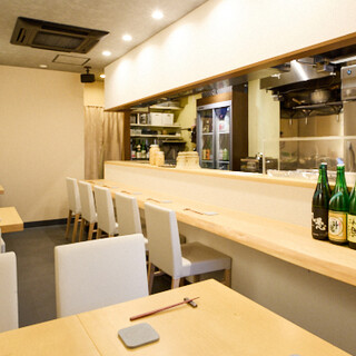 仕事帰りや週末デートに。こぢんまりとした店内で静かな食事時間