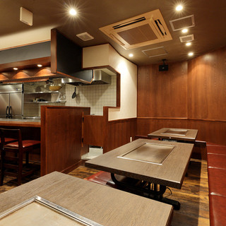 広々なテーブル席。油っぽくなく、清潔な店内