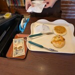 ベーカリー マルキ - 熱々のパンは紙袋へ