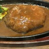 洋食AkaLea - 「黒バーグ」200g ソースの仕上がりも見事。
