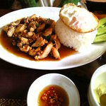 タイレストラン&ウドンストア - 鳥肉とバジル炒めかけご飯（900円）