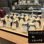 月島食堂 - 朝のおにぎり具と味噌汁は日替わりです！
