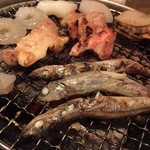 炭火焼肉 てぃーだ家 - シシャモ、イカ、エビなど海鮮も充実。なんと食べ放題のメニューです
