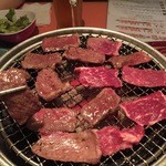炭火焼肉 てぃーだ家 - 牛肉カルビをじっくりと七輪炭火で焼き上げる