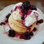 One da full day cafe - 生クリームとベリーのパンケーキ。