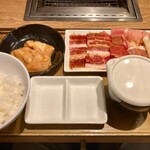 焼肉ライク - 料理写真:牛豚コンボランチ+牛ホルモンハーフ(クーポンにて無料)
