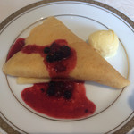 マルシェダイニング「ネン」 - 焼き立てクレープにアイスとベリーソースを添えて