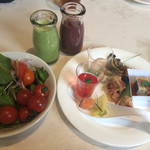 マルシェダイニング「ネン」 - サラダと前菜、スムージー2種
