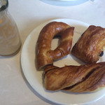 マルシェダイニング「ネン」 - パンいろいろとココナッツとパインのスムージー